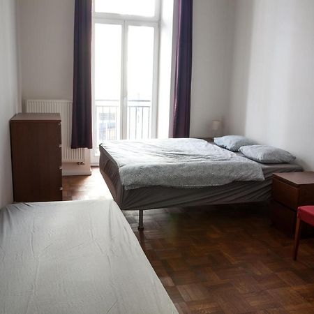 2B Pechackova Family Apartment With Balcony By The River Praga Exterior foto
