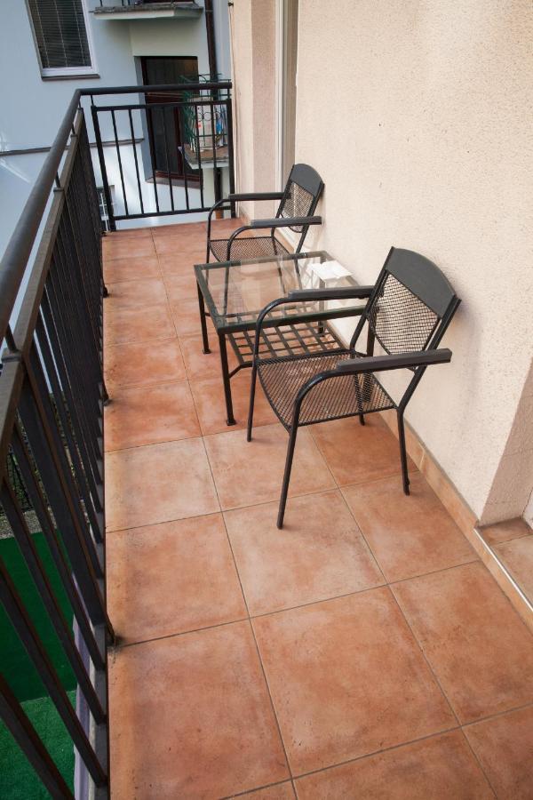 2B Pechackova Family Apartment With Balcony By The River Praga Exterior foto